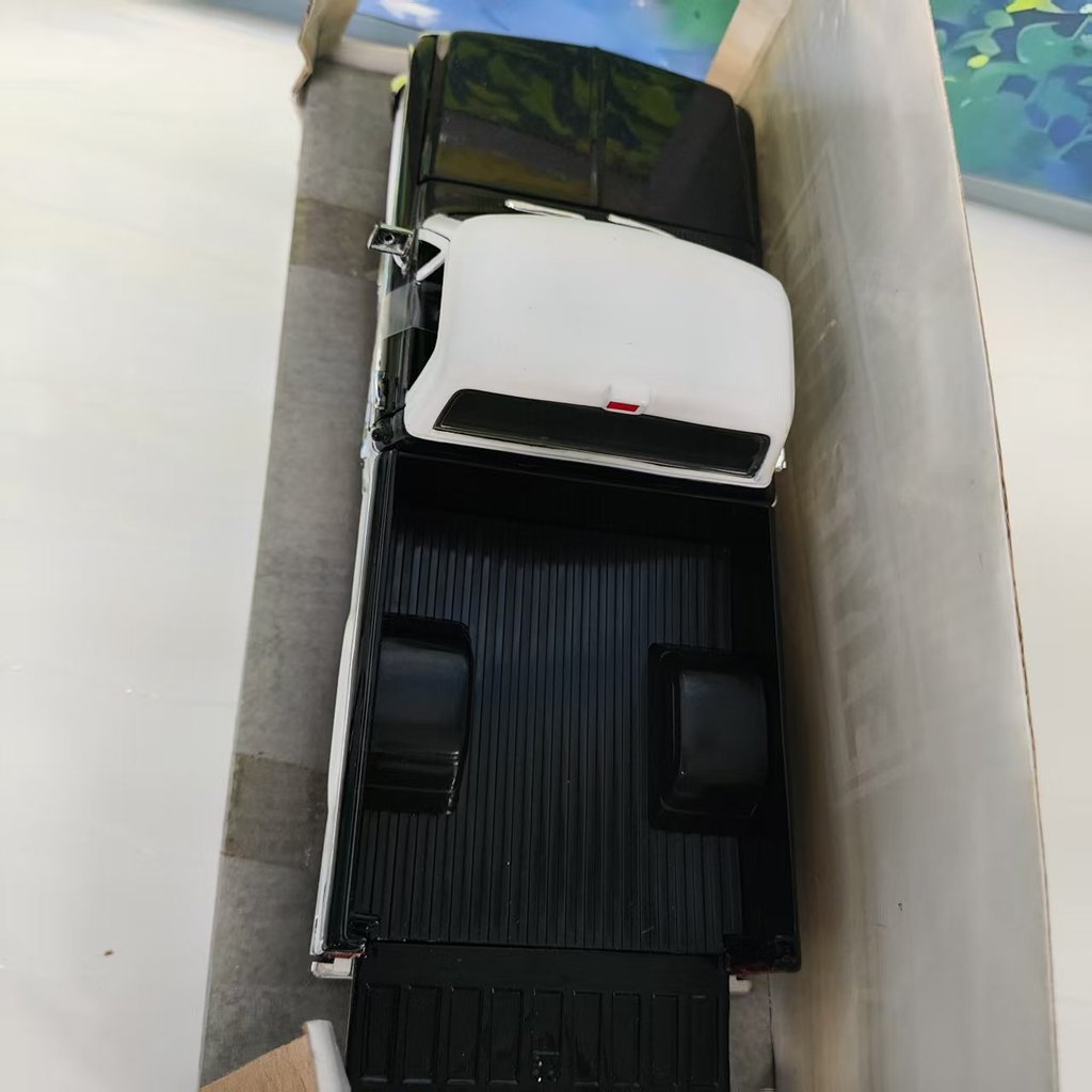 Flawed Die-Cast 1:24 Scale Chevy Jada Pickup Simulation Alloy Static Car Model Collection Souvenir