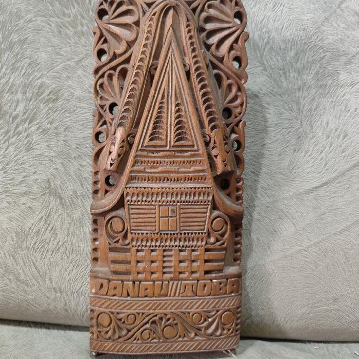 Hiasan dinding Rumah batak ukiran kayu kuno eks Kalender Jadul minus gantungan di bawah hilang T:31