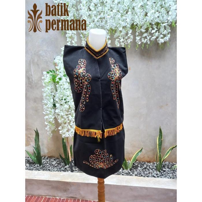 Baju adat Dayak Kalimantan Barat untuk Dewasa