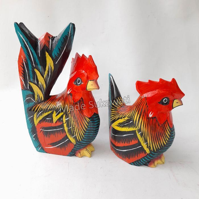 Patung sepasang ayam jantan betina Jongkok kerajinan ukiran kayu lukis Bali