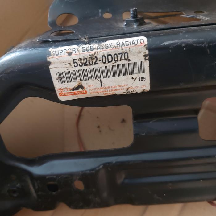 Support braket pegangan Radiator Kanan Toyota Yaris New vios Original newww