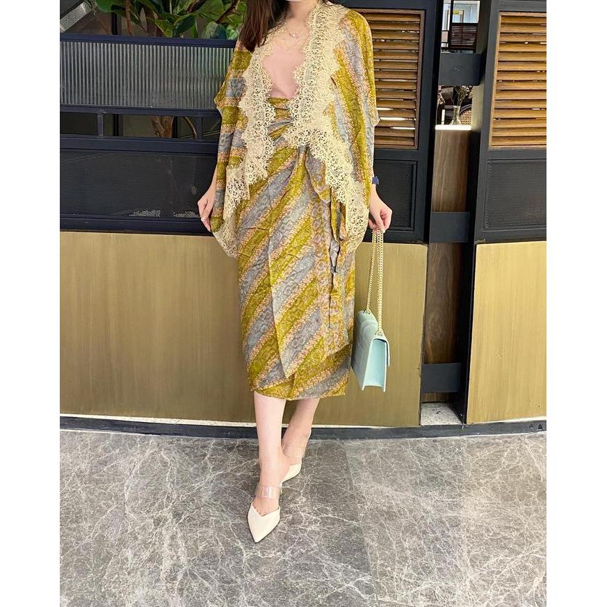Setelan Batik Wanita Outer dan Rok Lilit - Bahan Viskos, Warna Gold