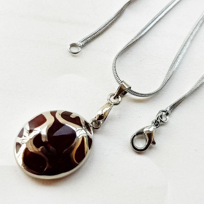 Kalung Liontin Batu Giok Oval Mini dengan Rantai Titanium Warna Putih