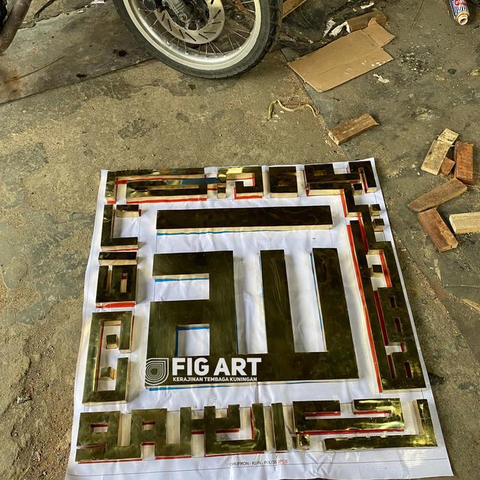 Hiasan dinding kaligrafi kufi Allah bahan logam kuningan ukuran custom