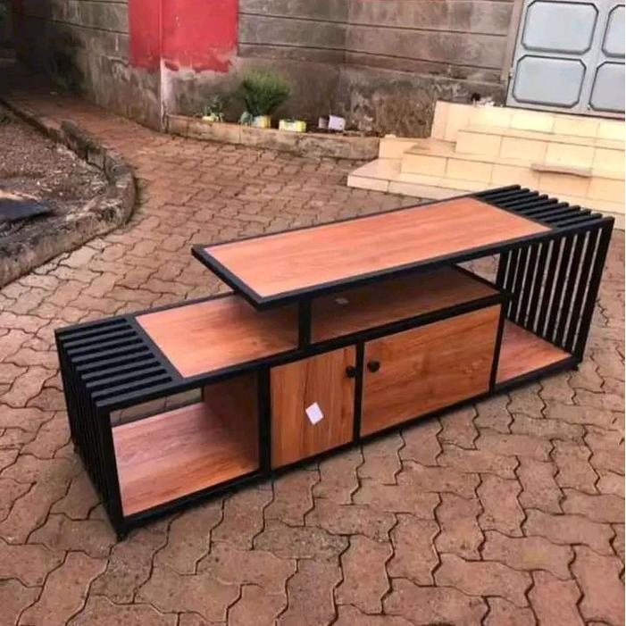 Meja TV Rak TV Minimalis Bahan Besi Kayu Desain Modern dengan Rak Buku dan Lemari Kayu Natural