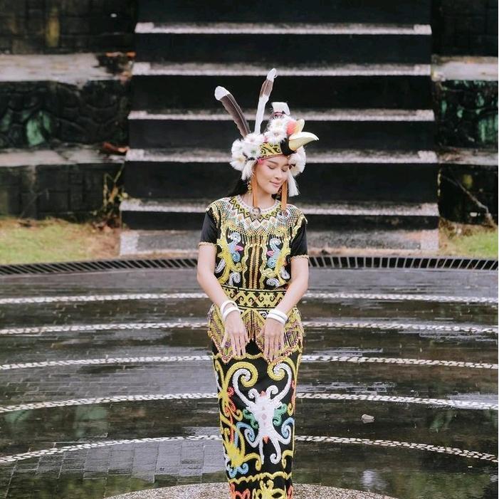 Set Baju Adat Dayak Full Aksesoris dengan Bulu Burung dikepala