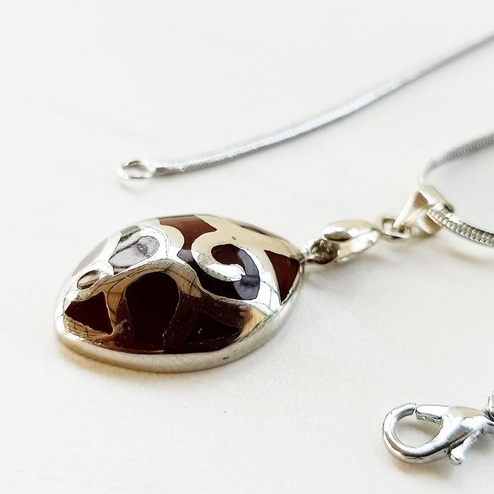 Kalung Liontin Titanium Batu Giok Oval Mini Warna Putih Biru Coklat Hitam