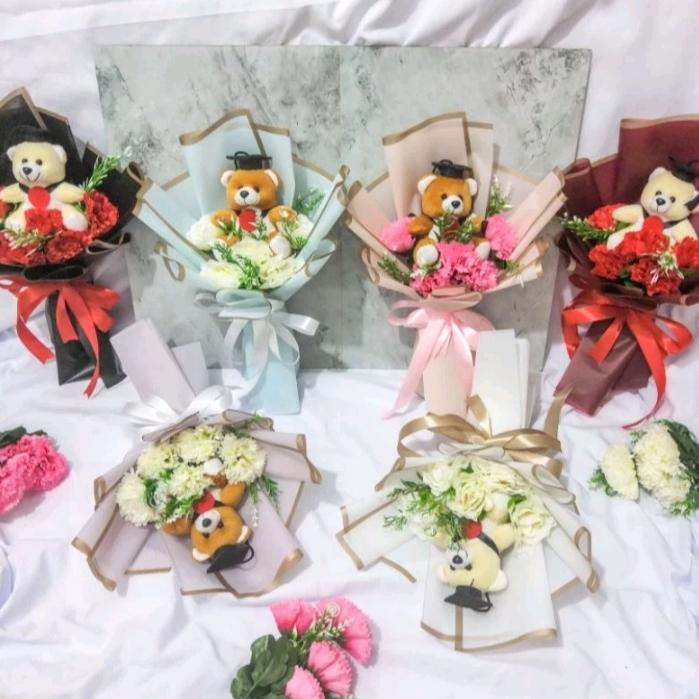 Buket Wisuda Berisi Boneka Beruang dan Bunga Mawar Palsu dengan Kartu Ucapan