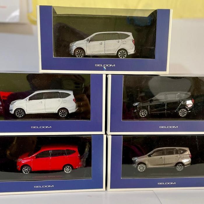 miniatur mobil sigra skala1/43