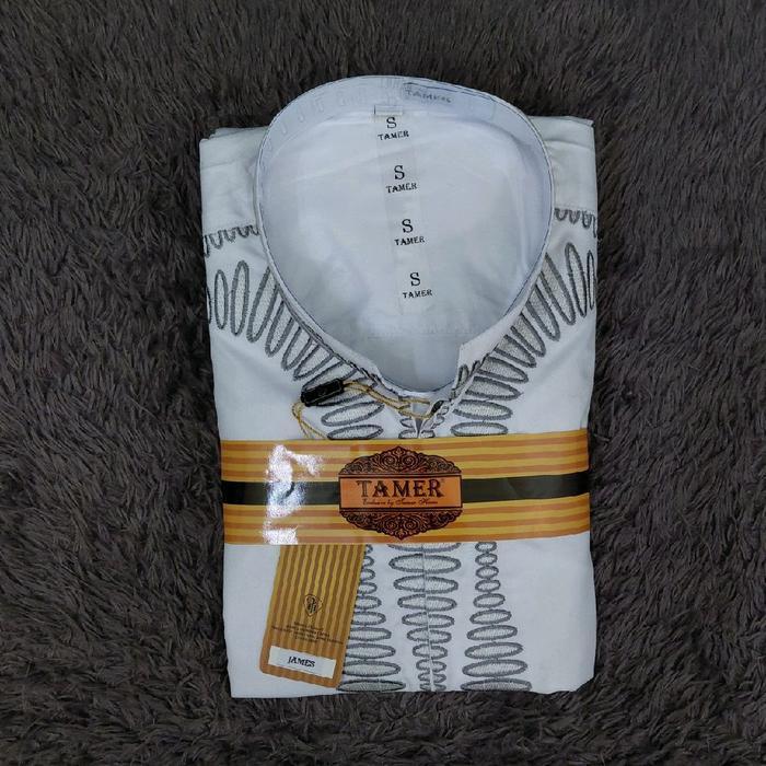 JAMES KOKO TAMER Kemeja Koko Pria Lengan Panjang Warna Putih dengan Saku Depan dan Kemasan Box TAMER