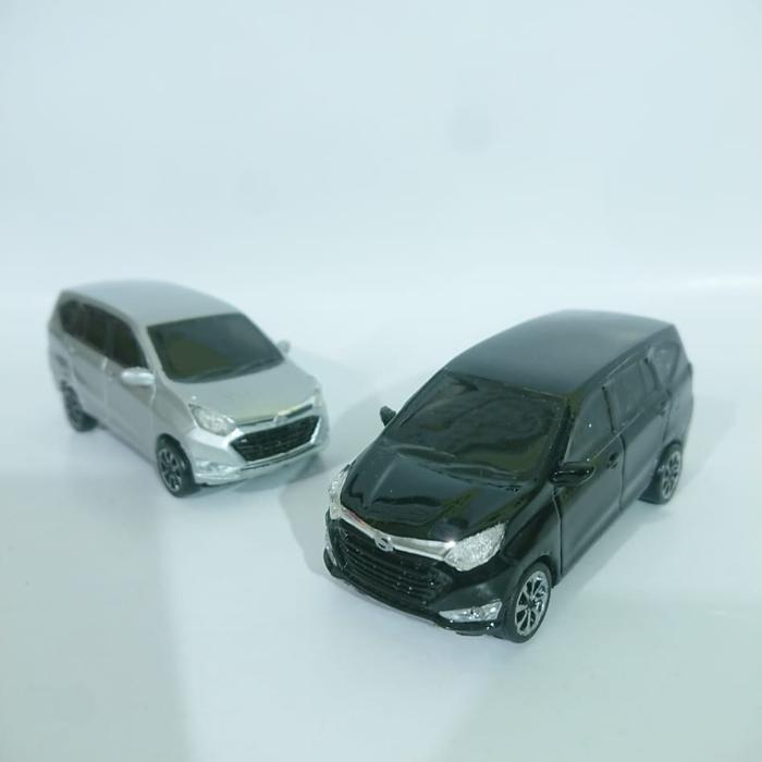 miniatur mobil sigra skala1/43
