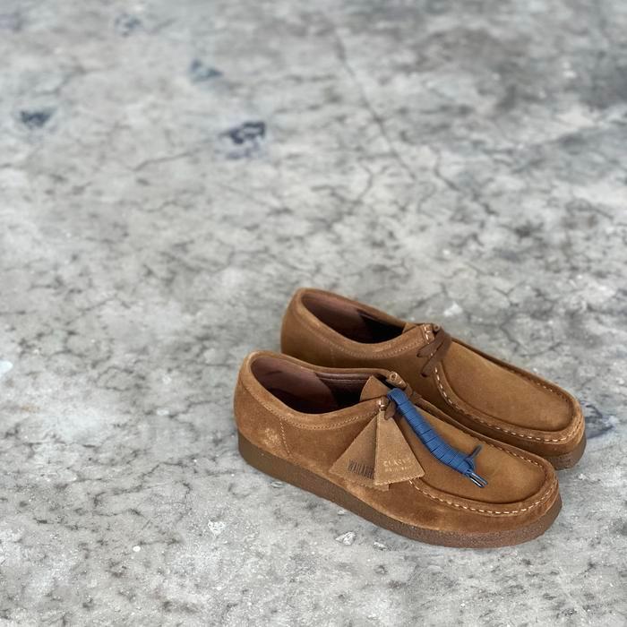 Clarks Wallabee Low Sepatu Santai Pria Model Moccasin Suede Warna Cola Ukuran 40 - Cola Suede - 40