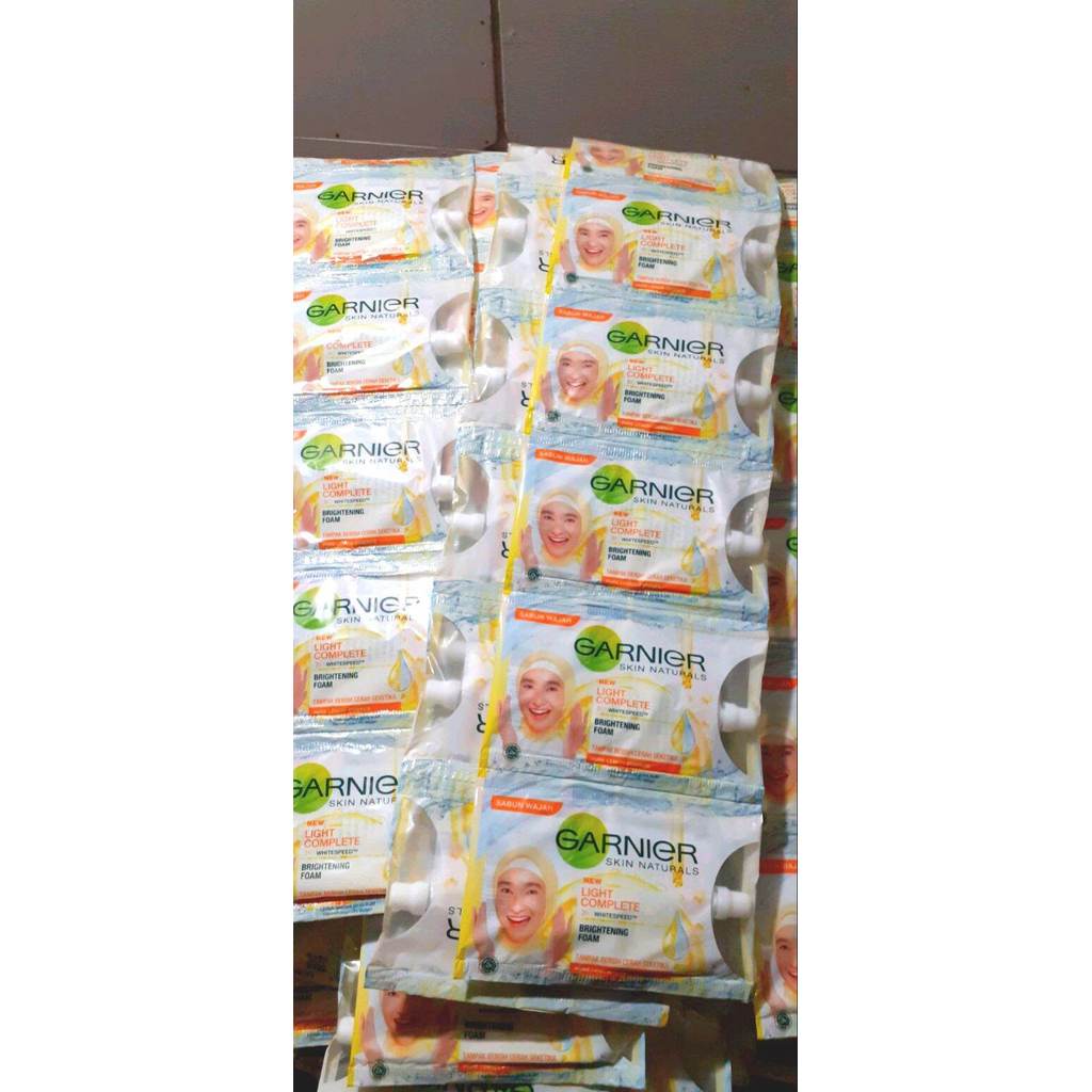 1 renceng GARNIER LIGHT COMPLETE BRIGHTENING FOAM isi 12 sachet 9 ml, sabun cuci muka/wajah membersi
