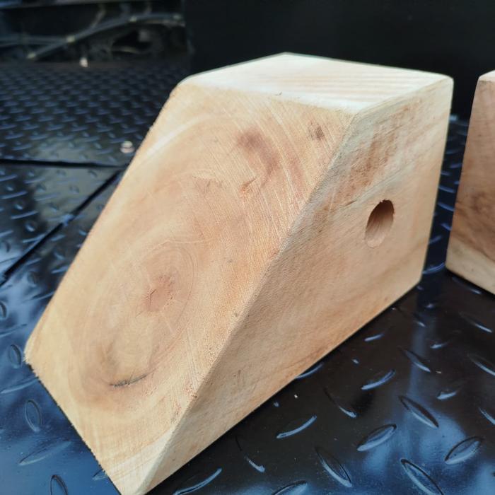 STOPPER BAN PENGGANJAL BAN KAYU UNTUK TRUCK KONTAINER