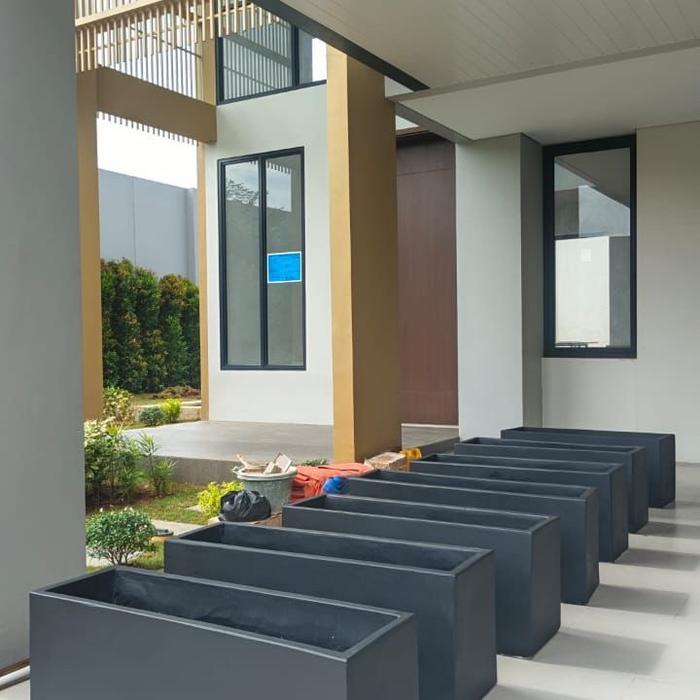 Pot beton persegi panjang hitam doff halus 1m x 30 x 40