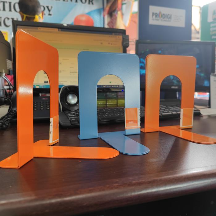 Book End/ Pembatas Buku Besi / Pembatas Buku/ Sekat Sekatan Buku - 1 SET