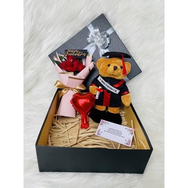 Hadiah Wisuda Kado Paket Hadiah Wisuda Boneka Beruang Toga dan Bunga Artificial dalam Kotak Kado Wis
