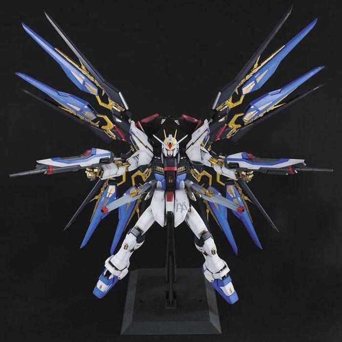 Daban Model PG 1/60 Strike Freedom Model Kit