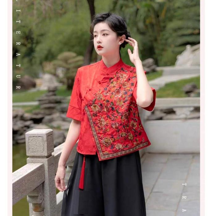 Blus Cheongsam Merah Klasik Bordir Bunga untuk Perayaan Imlek Ukuran M