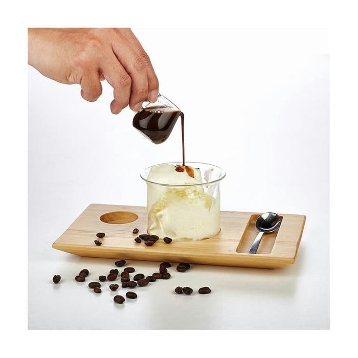Set Penyajian Affogato dengan Gelas Kaca dan Nampan Kayu untuk Es Krim dan Espresso
