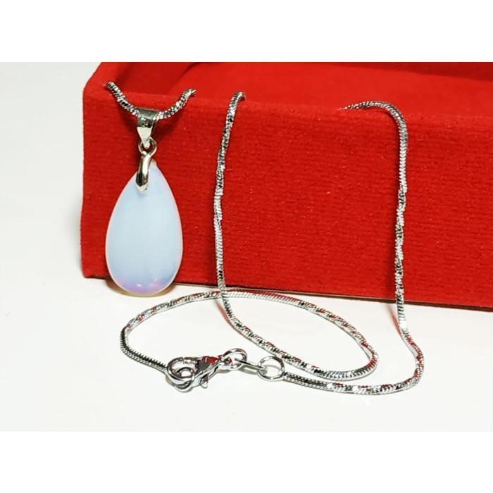 Kalung Titanium dengan Liontin Batu Kalimaya Api Bentuk Lonjong Pipih