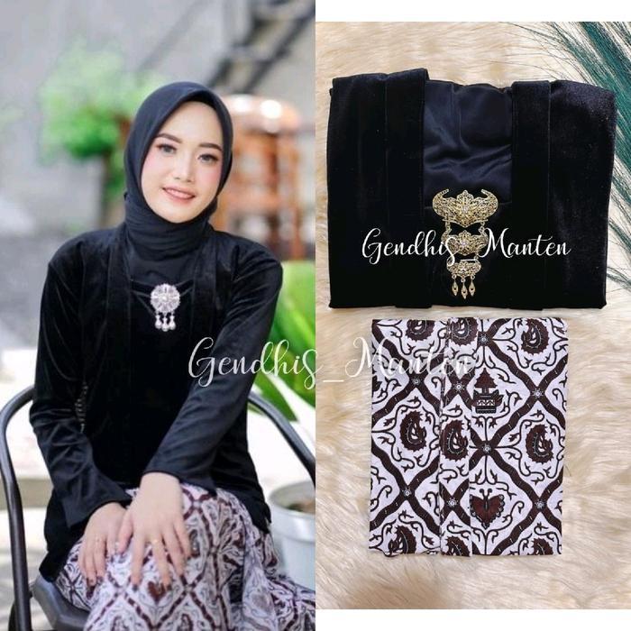 Kebaya Bludru + Jarik Wiru / Nuansa Hitam, Sidoluhur Terlaris
