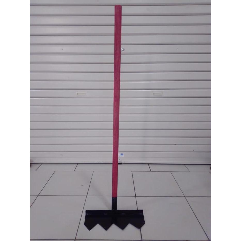 Garu Api Mata 4 dengan Gagang Kayu Dowel Alat Pemadam Kebakaran Hutan