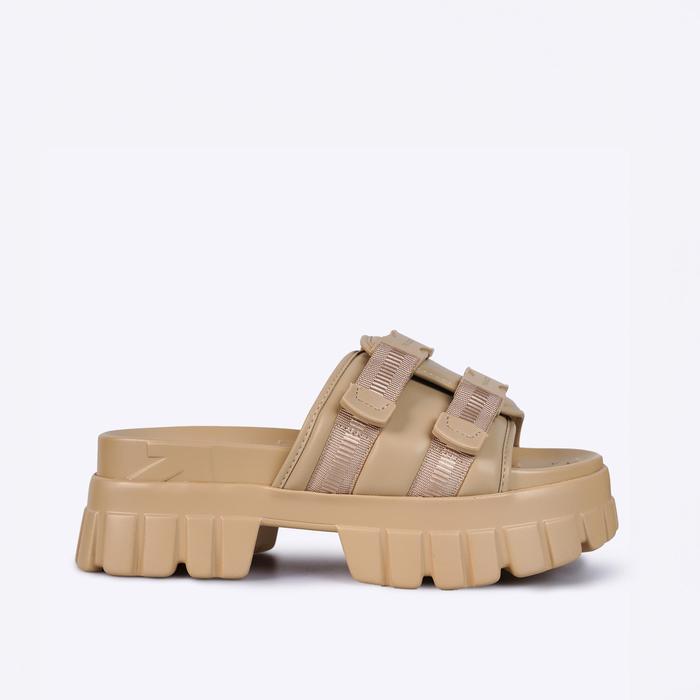 TRACCE MAGDALENA ALMOND Sandal Platform Wanita Hak Chunky Bahan Fabric dan PU Warna Almond Ukuran 35