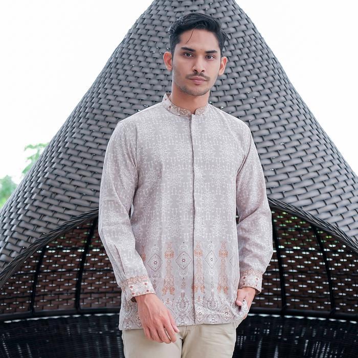 Batik Adyatma Pria Kemeja Batik Pria Lengan Panjang Model Koko Warna Pink Regular Fit dengan Furing 