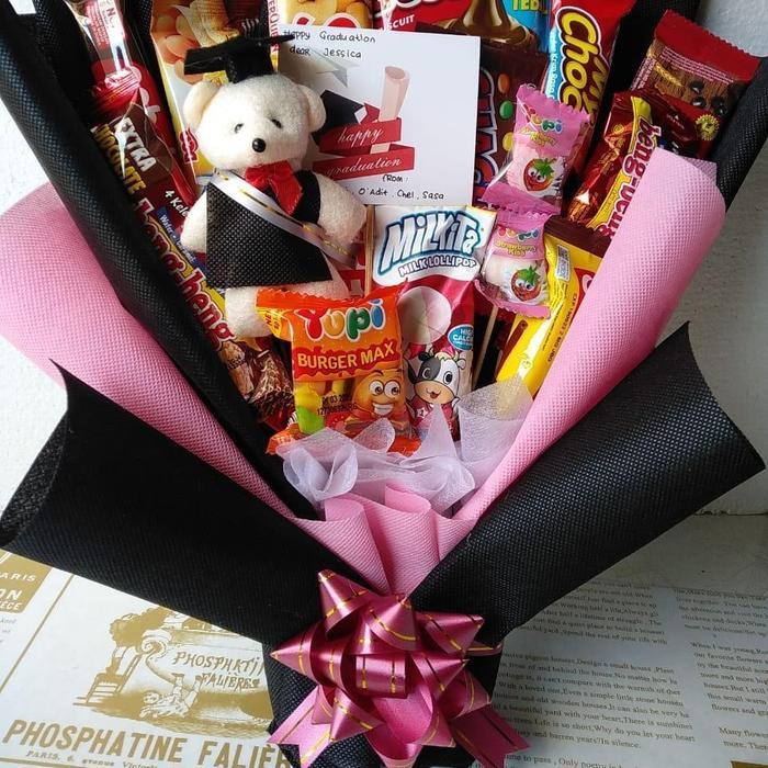 Kado Hampers Buket Bouquet Wisuda - Boneka Teddy bear wisuda Coklat Silverqueen dan aneka snack - Hi