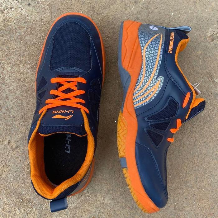 sepatu olahraga badminton lining navi
