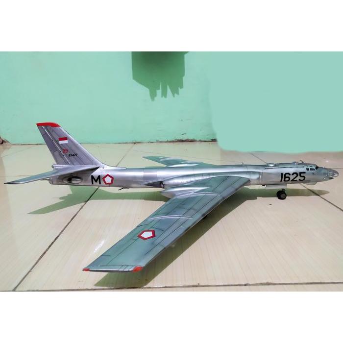 Model Kit Bomber Tupolev Tu-16 Badger H-6 Trumpeter Skala 72 Terlaris