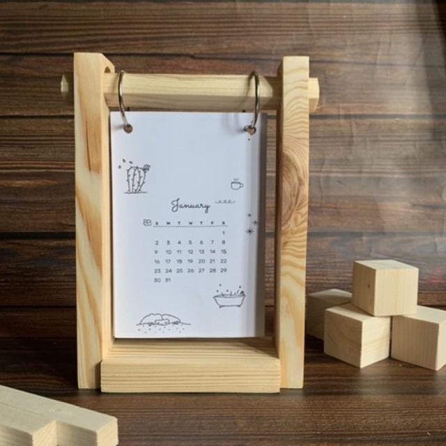 Stand kayu Kalender Meja Aesthetic 2022 2023 model gantung kalender custom bisa untuk menu resto