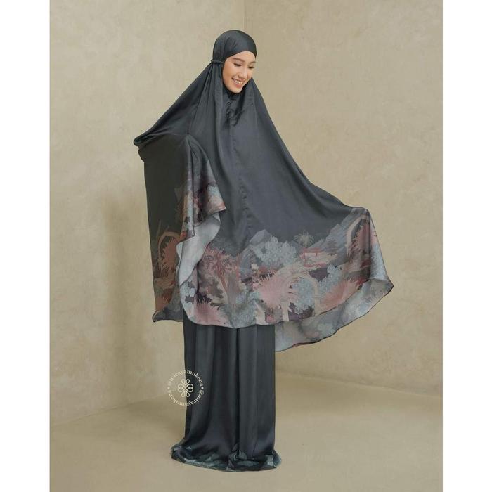 Mukena Travel Printing Miraya Le Marais Graphite Silk & Sajada