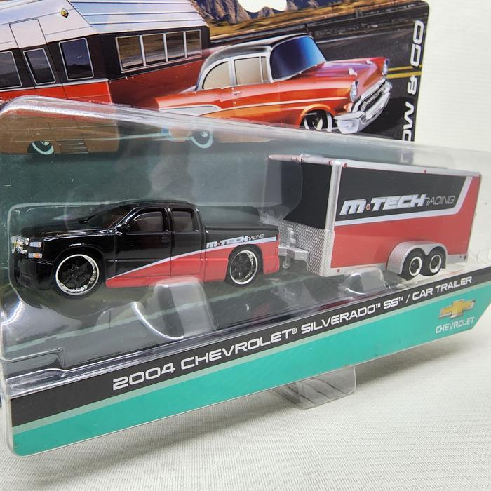 (PROMO) DIECAST 2004 CHEVROLET SILVERADO SS / CAR TRAILER MAISTO 1:64 TOW & GO