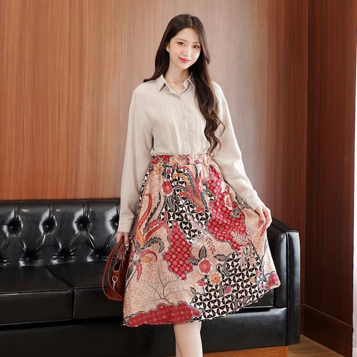 C2W Clothtowear Bawahan Rok Batik Merah Merdeka Bahan Satin Halus Model Span Panjang 69 cm Rok Batik