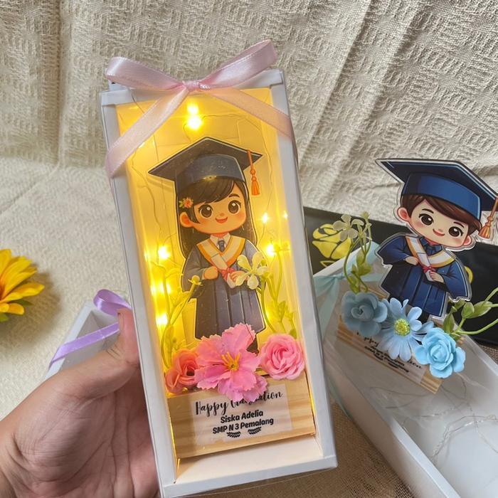 Kado Wisuda Akrilik Standing Kayu Box mika - Wisuda cewe, Ungu