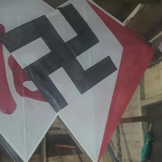 LAYANGAN/LAYANG-LAYANG ADUAN