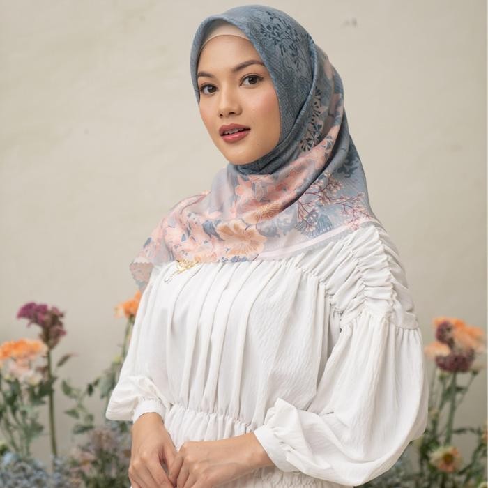 d6fs- Wearing Klamby - Pina Scarf