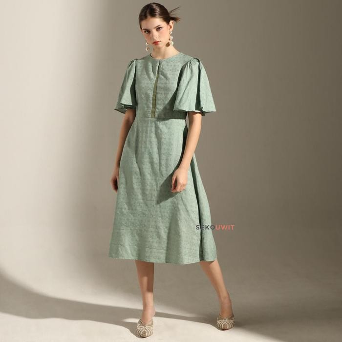 Ume Midi Dress Dobby Tenun Batik / Gaun Panjang Sebetis Sekouwit in Green Sage