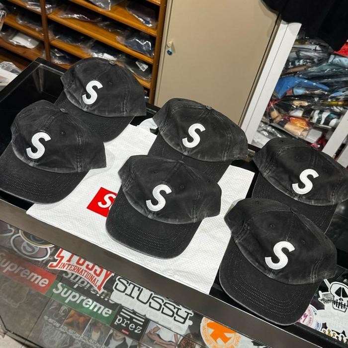 SUPREME - LOGO S 6-PANEL SS25 WASHED BLACK