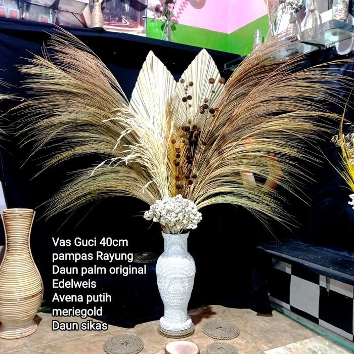 vas buket bunga kering estetik ntuk sudut ruangan