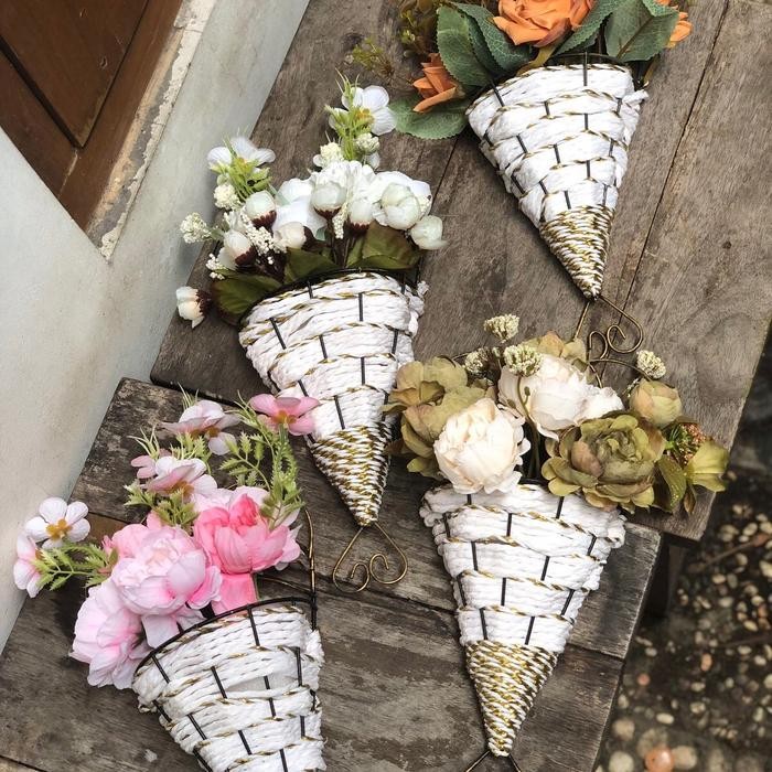 Hiasan dinding Vas bunga kerucut /Hiasan dinding bunga Artificial