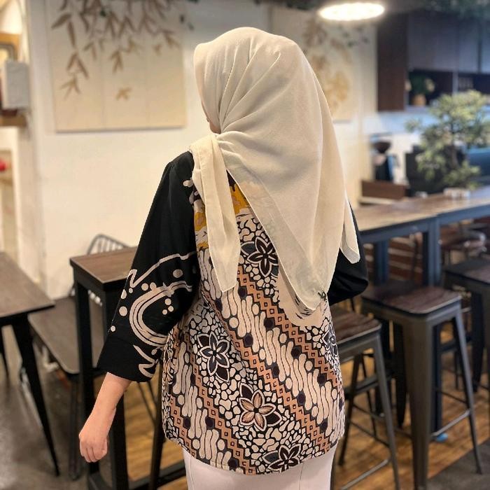 Blouse Batik Atasan Wanita Kerja Qistina Batik Bahan Katun Model Kancing Depan Motif Hitam Melatih