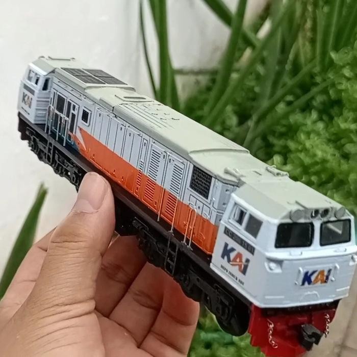 miniatur kereta api lokomotif cc206 skala ho