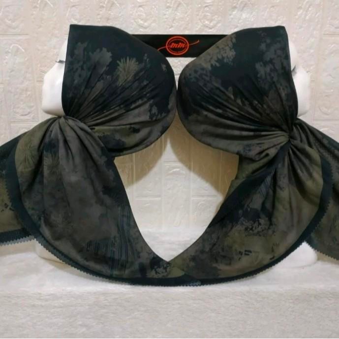 Hijab Segi Empat Voal Motif Bunga Naya Hitam