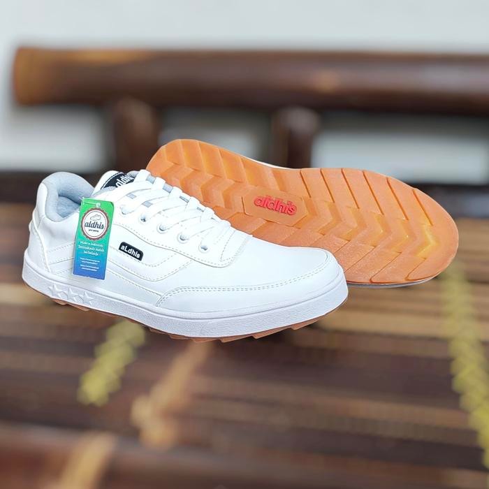 Brodo - Sepatu Pria Kasual Sneakers Cowok Original Hitam Putih Buat Gaya Kerja Dan Santai