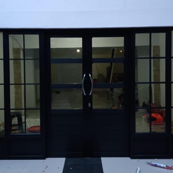 Pintu utama aluminium 2 daun swing uk. 140x238