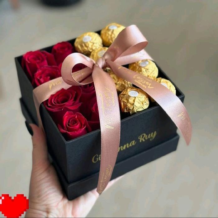 Bloom Box Hadiah Valentine: Rangkaian Bunga Artificial dan Coklat Ferrero Rocher, Lengkap dengan Kar
