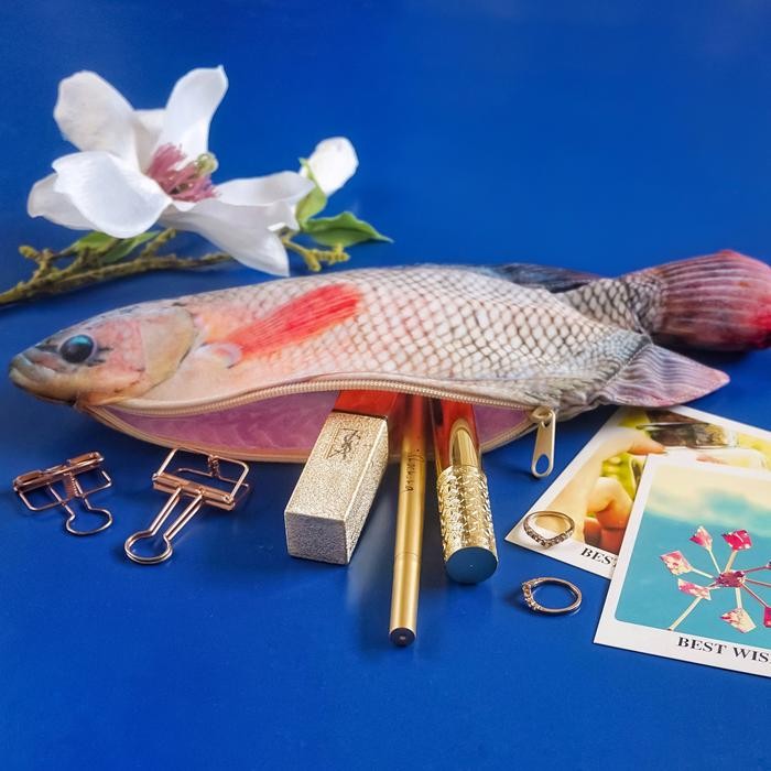 

TEMPAT PENSIL IKAN GURAME UNTUK PENGGEMAR SEAFOOD STATIONERY